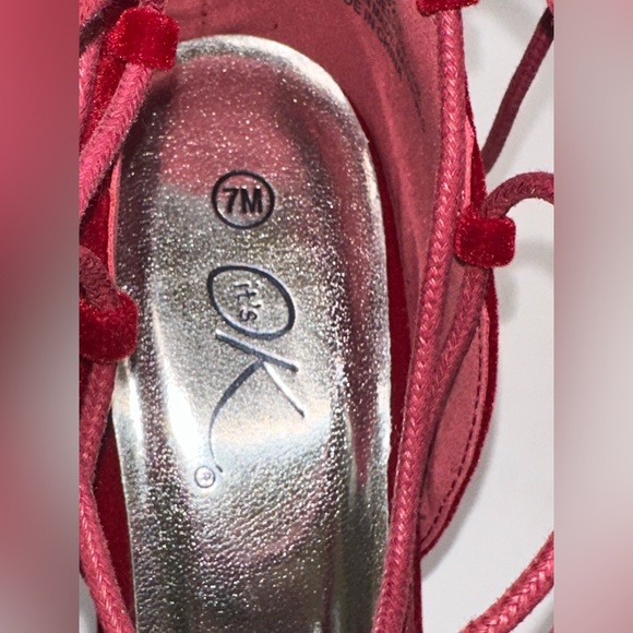 It's OK Red Velvet shoes Sz 7M - Picture 5 of 7